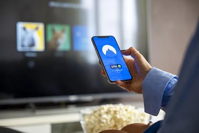 En mobiltelefon och TV